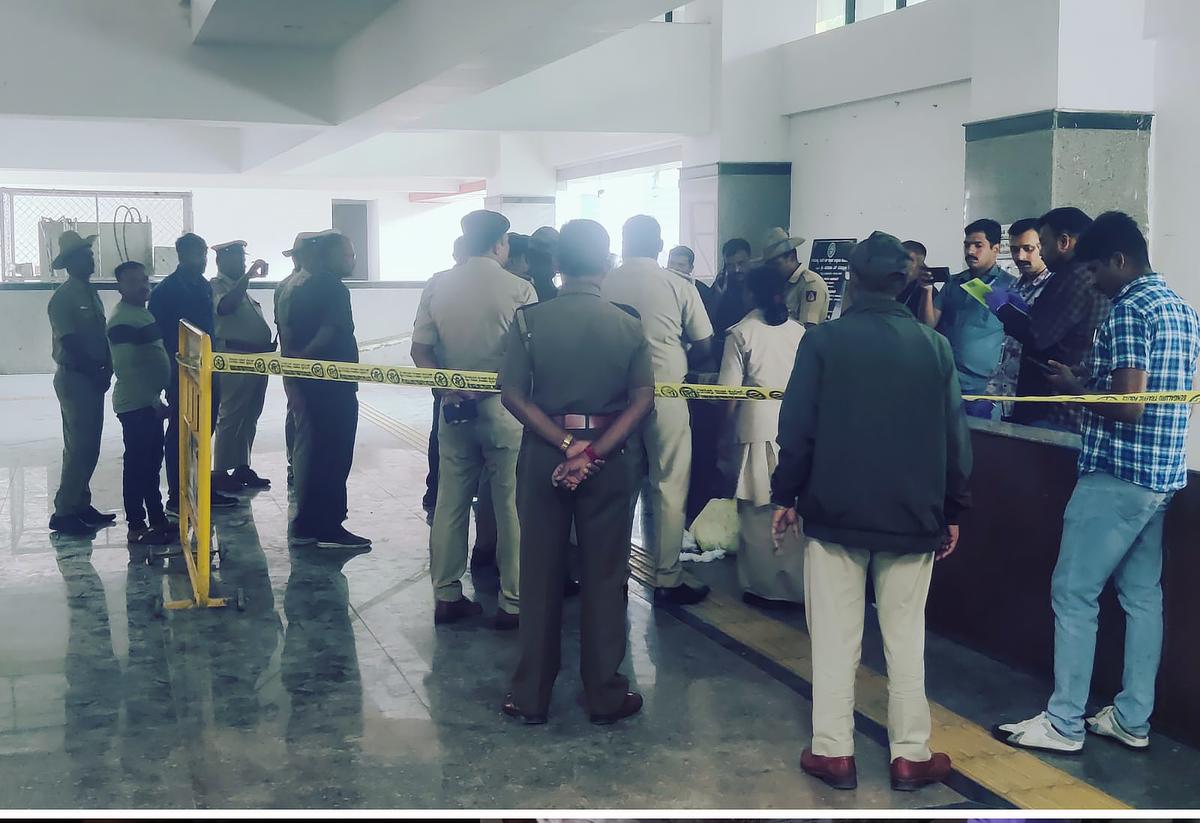 पुलिस को उस व्यक्ति की पहचान करने के लिए क्षेत्र में और उसके आसपास सीसीटीवी बरामद किया जाता है, जिसने बैग को पीछे छोड़ दिया। पुलिस को उस व्यक्ति की पहचान करने के लिए क्षेत्र में और उसके आसपास सीसीटीवी बरामद किया जाता है, जिसने बैग को पीछे छोड़ दिया।